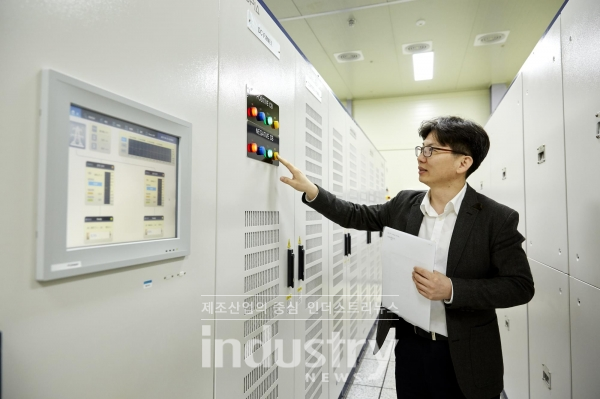 효성중공업 직원이 ESS PCS(전력변환장치)를 조작하고 있는 모습 [사진=효성중공업]