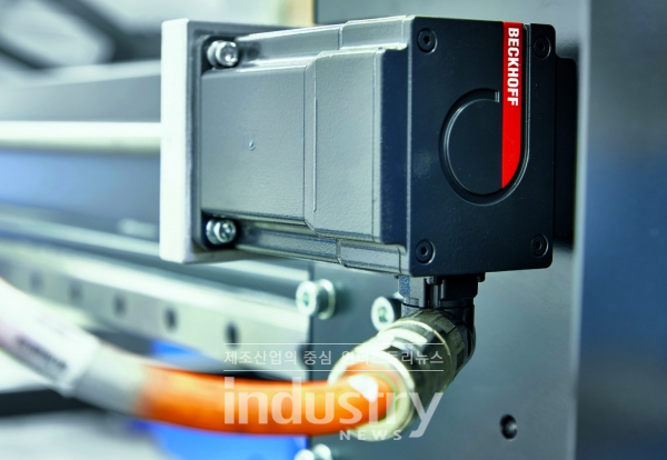 One Cable Technology (OCT)가 적용된 AM8000 서보 모터는 설치가 쉽고 공간을 거의 차지하지 않는다. [사진=Beckhoff]