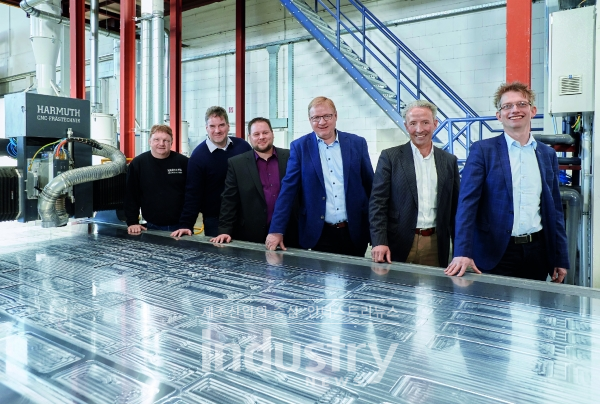 사진은 왼쪽부터 Harmuth CNC-Frästechnik 전무이사 Andreas Harmuth, A&T 전무이사 Marc Bochinger, Penta-Tec 기술이사 Roman Felber 및 전무이사 Dieter König, Beckhoff Austria의 영업엔지니어 George Hampel, Beckhoff Automation의 TwinCAT 모션제어 및 로봇공학 제품관리자 Klaus Bernzen. [사진=Beckhoff]