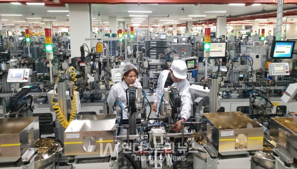 LS일렉트릭 관계자가 청주 스마트공장 생산라인을 점검하고 있는 모습 [사진=LS일렉트릭]