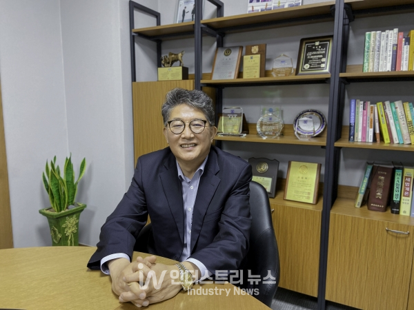 아이퀘스트 김순모 대표는 “다년간 국내 시장에 다양한 산업을 상대로 다져온 경험과 노하우를 기반으로 국내 기업들이 글로벌 선진 프로세스를 도입할 수 있도록 지원한 사례와 제조 관련 전반적인 구축 모형을 오는 6월 서울 국제스마트팩토리코리아에서 직접 볼 수 있다”고 밝혔다. [사진=아이퀘스트]