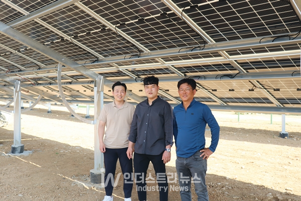 최근 시공을 완료한 양면모듈 태양광발전소에서은동환 대표(가운데)와 대양 김백호 대표(오른쪽)가 발전소에 대한 설명을 진행했다. [사진=인더스트리뉴스]