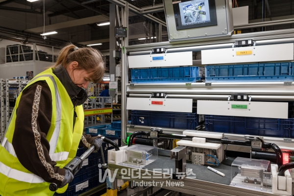 포카 요케 덕분에 장애인 근로자도 디지털 토크렌치와 같은 기존 기술을 오류없이 수행할 수 있다. [사진=미쓰비시전기]