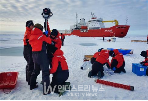 연구 작업중인 아라온호 대원들 [사진=해양수산부]