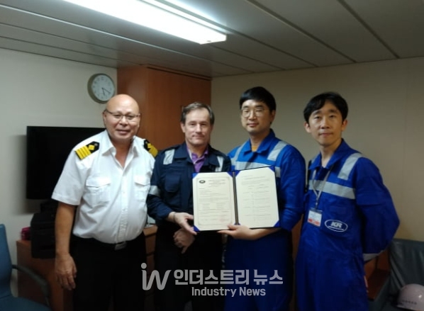 지난해 한국선급은 송가십매니지먼트(Songa Shipmanagement)가 관리하는 ‘SONGA HAWK’ 선박에 사이버보안 적합성 인증서를 수여했다. [사진=한국선급]