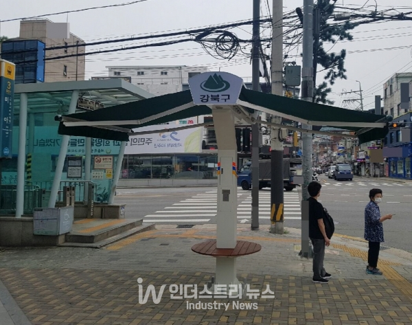 미아역 부근에 스마트 그늘막이 설치된 모습 [사진=서울시 강북구]