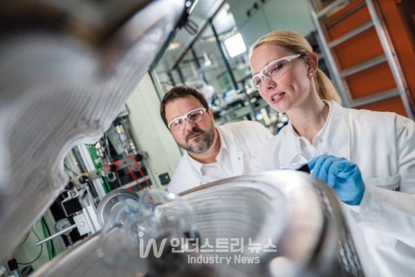 바스프 연구원들이 배터리 재활용을 연구 중인 모습 [사진=바스프]