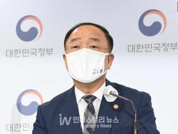 홍남기 경제부총리 겸 기획재정부 장관은 7월 29일 “반도체·미래차·바이오헬스 산업과 관련한 여러 형태의 재정 지원을 올해 4조2000억원에서 내년 5조원 이상으로 반영해 적극 지원하겠다”고 밝혔다. [사진=기획재정부]