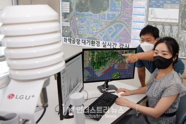 LG유플러스 직원들이 대기환경진단솔루션을 통해 화학공장 내 대기흐름을 확인하고 있는 모습. [사진=LG유플러스]