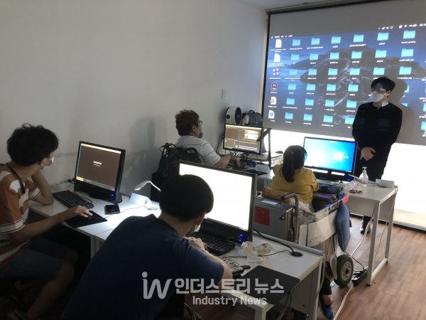 유튜브 크리에이터 양성과정에 참여하고 있는 참가자들이 영상제작에 대해 배우고 있다. [사진=포스코ICT]