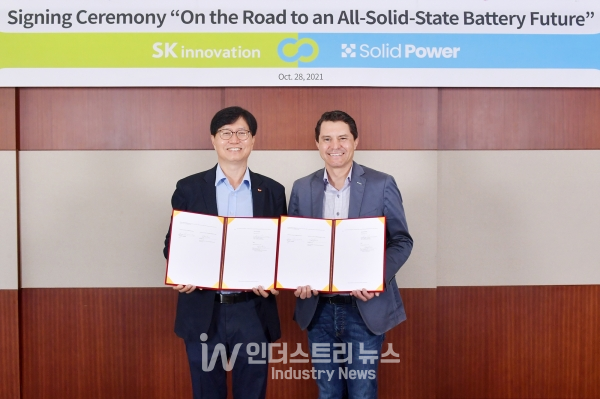 SK이노베이션이 10월 28일 대전 환경과학기술원에서 미국 전고체 배터리 개발 기업인 솔리드파워와 전고체 배터리를 공동으로 개발하고 생산키로 협력을 맺었다. SK이노베이션 이성준 환경과학기술원장(왼쪽)과 솔리드파워 더그 캠벨(Doug Campbell) CEO가 기념사진을 촬영하고 있다. [사진=SK이노베이션]