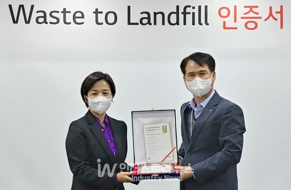 지난 11월 1일 LG이노텍 구미사업장에서 열린 인증식에서 LG이노텍 구미사업장이 글로벌 안전인증회사 UL(Underwriters Laboratories)로부터  ‘폐기물 매립 제로’ 인증 최고등급인 플래티넘 등급을 받았다. LG이노텍 박영수 안전환경담당(오른쪽)과 UL코리아 염희정 전무가 기념촬영을 하고 있다. [사진=LG이노텍]