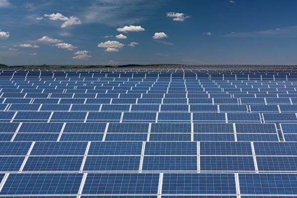 한국수출입은행 강정화 해외경제연구소 선임연구원은 ‘2021년 3분기 태양광산업 동향 보고서’에서 “중국 기업들의 물량 공세로 우리 기업들의 경쟁환경은 악화되고 있어, 향후 생존을 위한 경영전략 마련이 필요하다”고 밝혔다. [사진=utoimage]