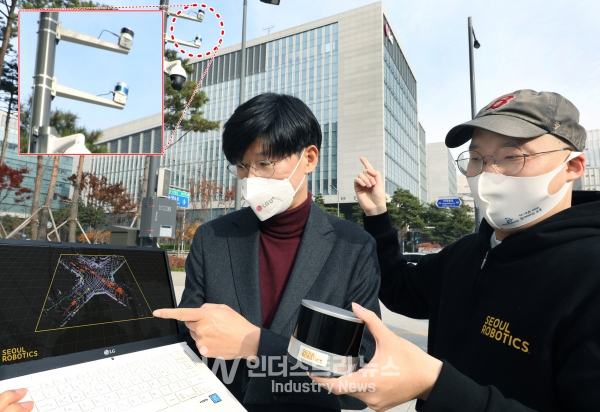 LG유플러스는 서울로보틱스와 함께 ‘지능형 인프라 LiDAR 인식기술’ 실증에 돌입한다고 21일 밝혔다. 사진은 LG유플러스 서울 마곡사옥 앞 교차로에 설치된 LiDAR 센서를 주영준 LG유플러스 차세대기술Lab장(왼쪽)과 이한빈 서울로보틱스 대표가 살펴보고 있는 모습. [사진=LG유플러스]