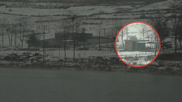 2018년 압록강 국경을 가로지르는 북한 경비초소 지붕에 설치된 태양광 패널 [사진=자유아시아방송]