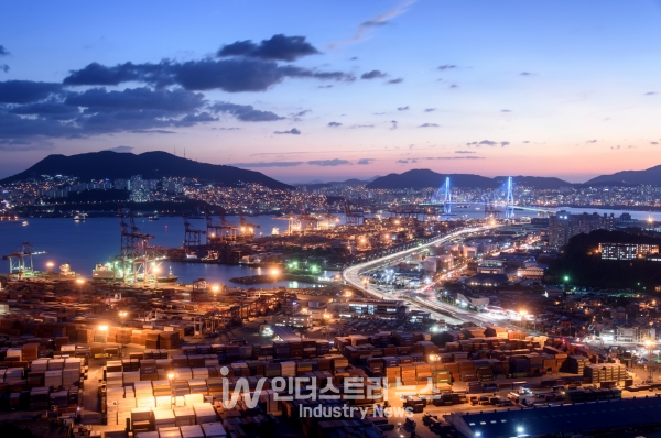 내년 반도체 경기가 꺾일 경우 수출의존도 높은 국내 경제 구조상 악영향을 받을 수밖에 없다. [사진=부산항만공사]
