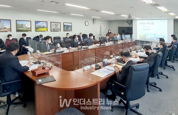 동서발전이 이사회를 개최해 2022년도 예산안을 의결했다. 한국동서발전은 내년 에너지전환에 올해보다 2배 넘는 5,662억원을 투자한다. [사진=한국동서발전]