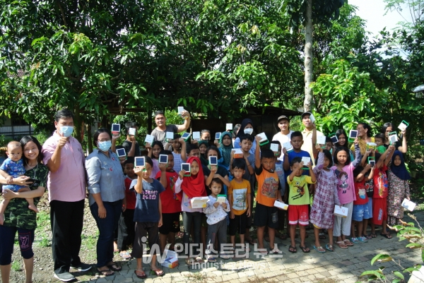 태양광랜턴이 배분된 인도네시아 까두시룽(Kadu Sirung) 마을 [사진=밀알복지재단]