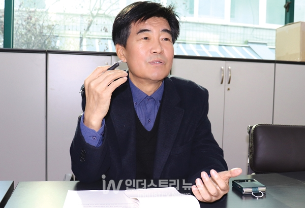 정 부회장은 “글로벌 태양광 시장의 규모가 확대됨에 따라 미국, 중국 등 재생에너지 선진국들은 점차 자국 내 태양광 기업에 대한 지원을 늘려가고 있다”며, “이러한 국제 정세에도 여전히 국내 태양광 산업에 대한 지원은 부족한 상황”이라며 안타까움을 드러냈다. [사진=인더스트리뉴스]