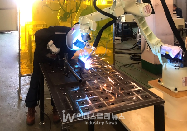 교육생들이 용접 실습을 하고 있다. [사진=중소조선연구원]