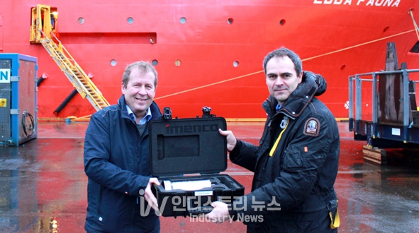 이멘코 관계자는 "오랫동안 딥오션과 협력해 이 같은 계약을 체결할 수 있게 돼 의미가 크다"고 했고, 딥오션 관계자는 "3년에 걸쳐 ROV 모든 수중 카메라를 미래 지향적인 품질로 탈바꿈 할 것"이라고 말했다. [사진=이멘코]