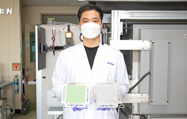 에기연 연구원이 (왼쪽)분리판-단전지 모듈, 스탬핑 분리판 모듈을 선보이고 있다. [사진=한국에너지기술연구원]