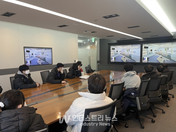 다쏘시스템과 대한상공회의소가 주최한 '특성화고 글로벌 현장학습'에 참여한 학생들이 3D시뮬레이션 영상을 시청하고 있다. [사진=다쏘시스템]