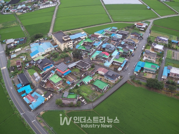태양광발전소가 설치된 진천읍 하덕마을 전경 [사진=진천군]