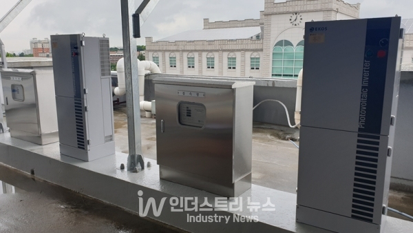 전북대학교 공대4호관에 설치된 에코스 75kW 인버터 [사진=에코스]