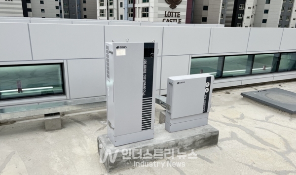 서울 흑석동도서관 옥상에 설치된 에코스 26kW 인버터 [사진=에코스]