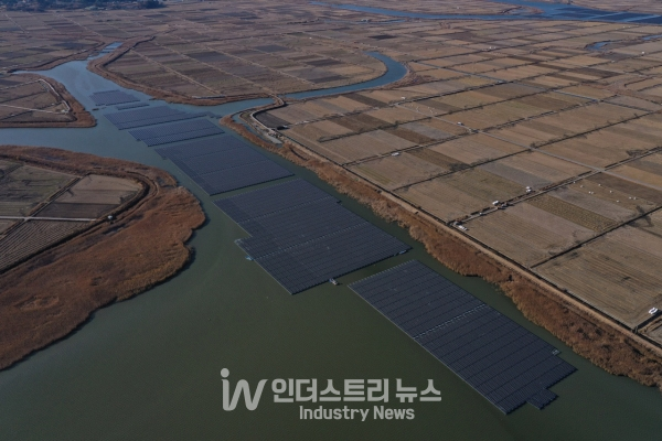 국내 최대 규모인 98MW로 조성이 추진되는 해창만 수상태양광. 사진은 1단계 48.5MW 규모 수상태양광발전소 전경 [사진=다스코]
