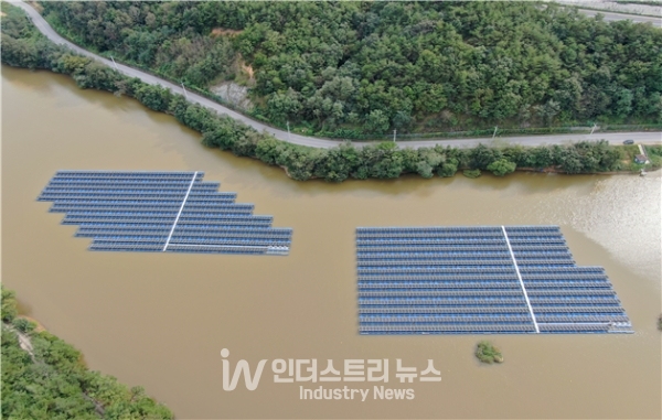 경북 군위 소재 800kW 규모 산호 수상태양광발전소 전경. 다양한 규모의 사업을 통해 수상태양광이 환경 및 인체에 영향이 없음을 입증해왔다. [사진=한국농어촌공사]
