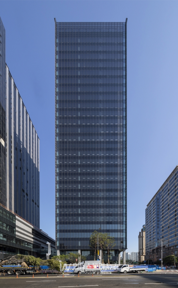 알파에너웍스의 BIPV를 적용한 송파 KT타워 [사진=알파에너웍스]