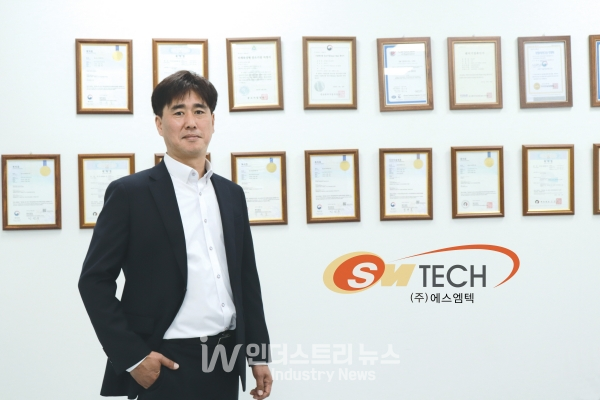 에스엠텍 장인구 대표는 “전자제품이 점차 소형화되고 미세해지면서 초정밀을 요하는 가공 측정을 위해서는 아주 작은 진동도 허용되지 않는다”며, “에스엠텍의 정밀 제진대는 이를 방지하기 위해 외부 진동을 차단하고, 피치 못하게 발생하는 상부 동하중에 의한 진동도 제어가 가능한 테이블”이라고 소개했다. [사진=인더스트리뉴스]