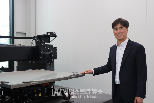 장인구 대표는 “에스엠텍의 고속 정밀 레이저 가공 기술은 거울을 사용해 고속 레이저 가공이 가능한 스캐너 가공 방식의 장점과 정밀하며 수 마이크로미터 크기의 가공 선폭을 갖는 대물렌즈 가공 방식의 장점을 결합한 레이저 가공 기술이 담겨있다”고 소개했다. [사진=에스엠텍]