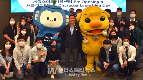 서울디지털재단은 5월 26일 서울스마트시티센터에서 신규직원 임용식을 열고 ‘월디’를 기획인사팀 직원으로 임용했다. [사진=서울시]