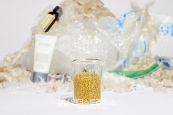 한화솔루션이 투자한 미국 노보룹 사의 업사이클링 소재 오이스트라(Oistre™) [사진=노보룹]