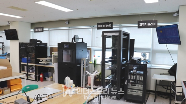 엠텍정보기술은 비용 및 시간 절약을 위해 다양한 테스트 장비를 직접 구비해놓았다. [사진=인더스트리뉴스]