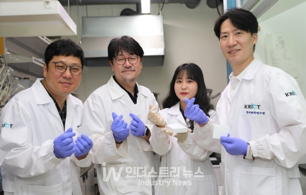 한국화학연구원(원장 이미혜) 김용석·박찬일 박사·박초연 학생연구원, 중앙대학교 유영재 교수, 캘리포니아대학교 어바인(UCI) 이재호 교수 공동 연구팀은 최근 발표된 연구에서 다양한 분야의 냉각에 활용할 수 있는 친환경 수동 복사냉각 소재를 개발했다. [사진=화학연]