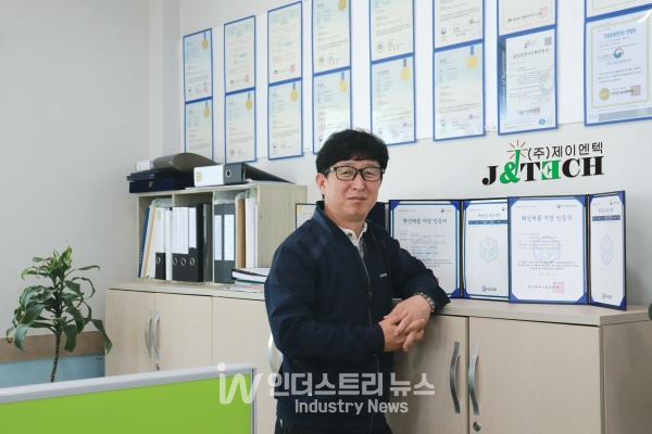 제이엔텍 박준상 대표는 “자연에 존재하는 UV를 인공적으로 만들어 방출하는 첨단 반도체 광원이자 친환경 소재인 UV LED을 이용해 개발한 공기 살균기와 수질 살균기를 공공기관을 중심으로 공급하고 있다”고 말했다. [사진=인더스트리뉴스]