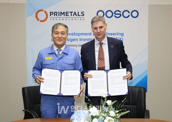 포스코가 7월 26일 영국 프라이메탈스사와 수소환원제철 엔지니어링 기술 협력 업무협약을 체결했다. 포스코 김기수 기술연구원 저탄소공정연구소장(왼쪽)과 프라이메탈스 프리데만 프라울 제선제강환경 담당임원이 기념사진을 찍고 있다. [사진=포스코]