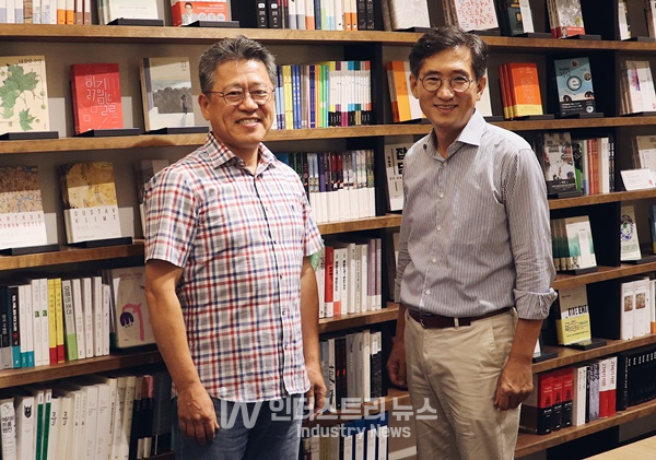 WCPEC-9 유치위원회 (사진 오른쪽부터) 김동환 위원장과 손창식 부위원장 [사진=인더스트리뉴스]