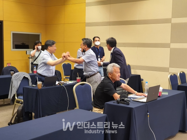 WCPEC-9 2차 투표에서 대전시가 일본 치바현을 누르고 개최지로 선정된 뒤, 국내 유치위원회 관계자들이 기뻐하는 모습 [사진=한국태양광발전학회]