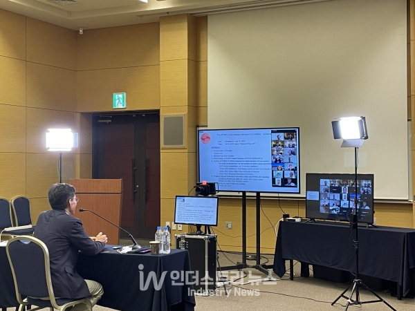 김동환 위원장이 온라인을 통헤 WCPEC-9 PT 발표를 진행하는 모습 [사진=한국태양광발전학회]