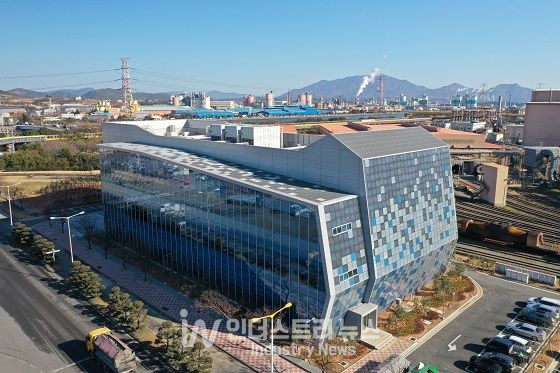 광양스마트데이터 센터에 설치된 컬러 BIPV [사진=코에스]