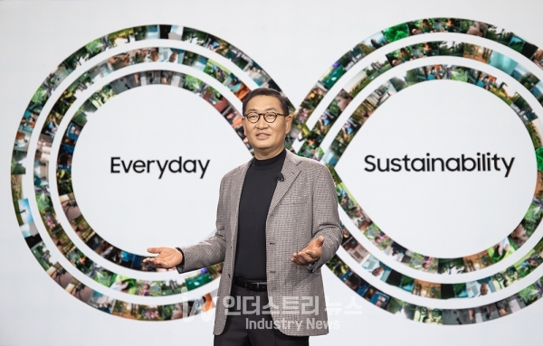 삼성전자가 15일 ‘新환경경영전략’을 발표했다. 사진은 지난 1월 삼성전자 DX부문장 한종희 부회장이 미국 라스베이거스에서 ‘미래를 위한 동행’을 주제로 CES 2022 기조연설을 하는 모습.