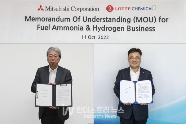 롯데케미칼과 미쓰비시상사가 10월 11일 오후 서울 잠실 롯데월드타워에서 청정수소∙암모니아 사업협력 MOU 체결식을 가졌다. (우측부터) 롯데케미칼 황진구 수소에너지사업단장(기초소재사업대표 겸임)과 미쓰비시상사 하바 히로키(Haba Hiroki) 차세대 연료∙석유사업본부장 [사진=롯데케미칼]