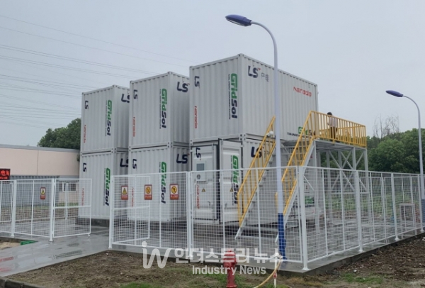 화재 위험성이 없어 2단으로 적재해 설치된 ESS 컨테이너 [사진=나라다에너지]