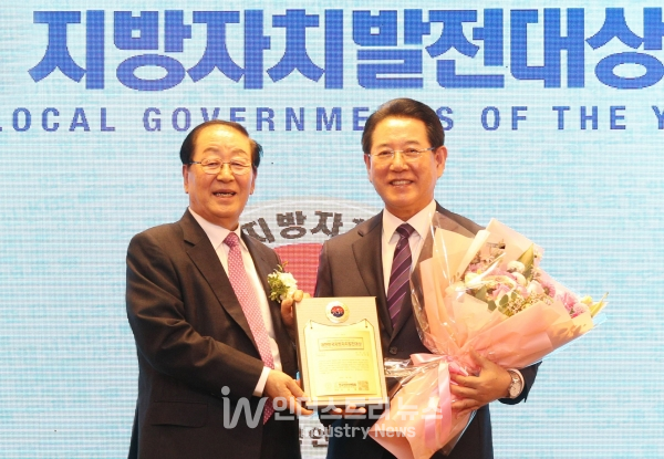 전남도가 11월 15일 한국언론인연합회가 개최한 제6회 대한민국 지방자치발전대상 시상식에서 지역발전부문 ‘최고대상’을 수상했다. [사진=전남도]