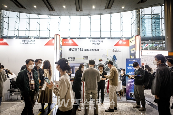 코그네스 관계자가 2022 배터리코리아 참관객들에게 코그네서 솔루션에 대해 설명하고 있다. [사진=인더스트리뉴스]